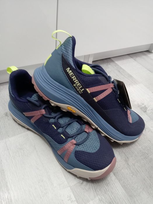 Adidași marca Merrell Gore-tex, mărime 41
