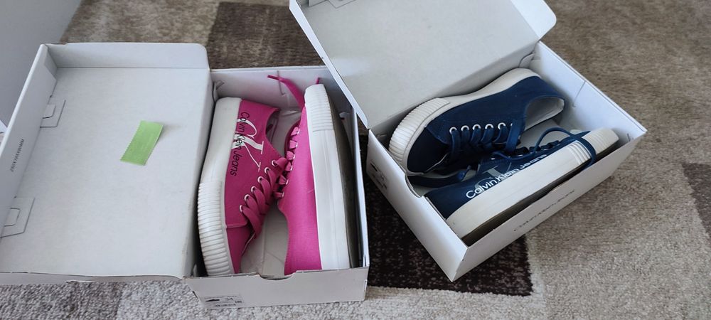 Se vând tenesi Calvin Klein