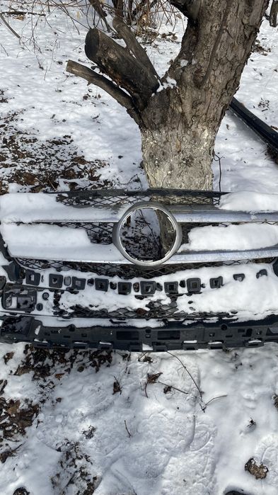 Продам переднию решетку радиатора