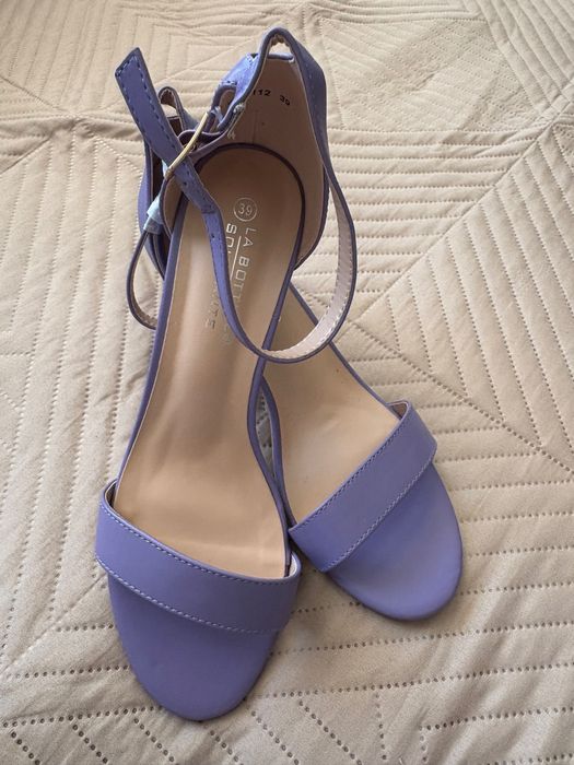 Обувки, боти, сандали