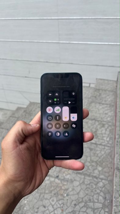 Продам Iphone 13