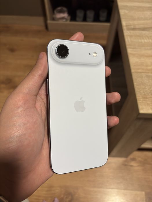 Vand Iphone AIR impecabil cu incarcator si fir negociabil