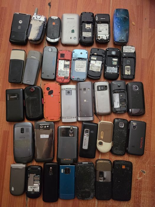 Vand telefoane vechi.