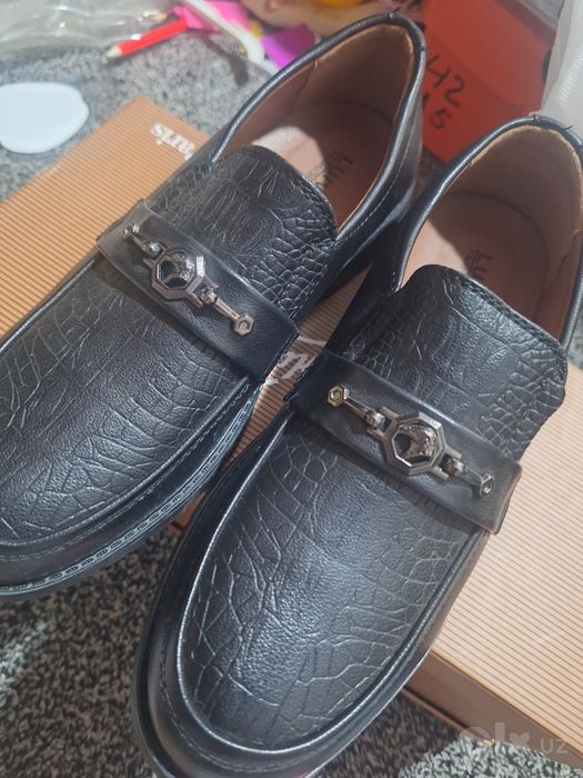 Razmeri 40 stilniy turadi oyoqda. Holati yengi kiyilmagan.