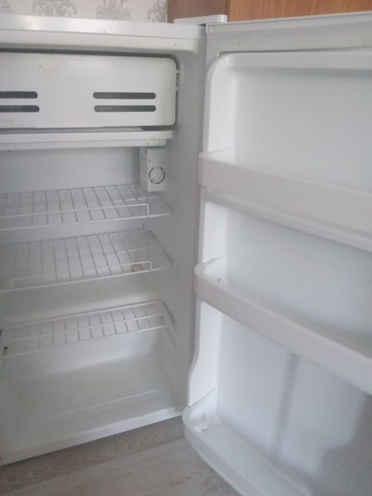 Продам  маленький холодильник
