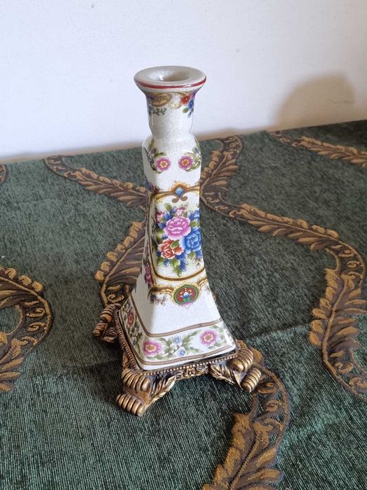 Sfeșnic vintage din porțelan cu decor floral și bază din bronz,