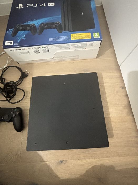 Vând PlayStation 4 PRO 1TB, in stare foarte buna, folosit foarte putin