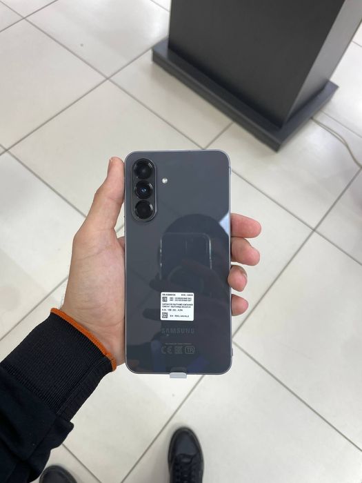 Samsung a56 5g 8ga 256 hotira yangi karopka full  telga garantiya