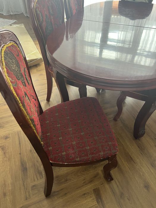 Продаю. Комплект стол и стулья. 80.000