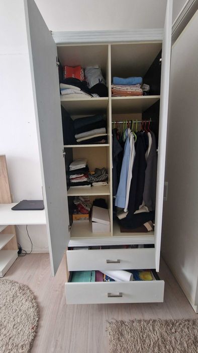 Продам стол и шкаф