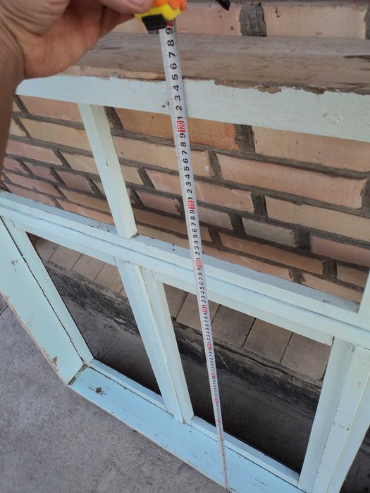 Топчан металлический разборный, деревянная оконная рама и листы ДВП