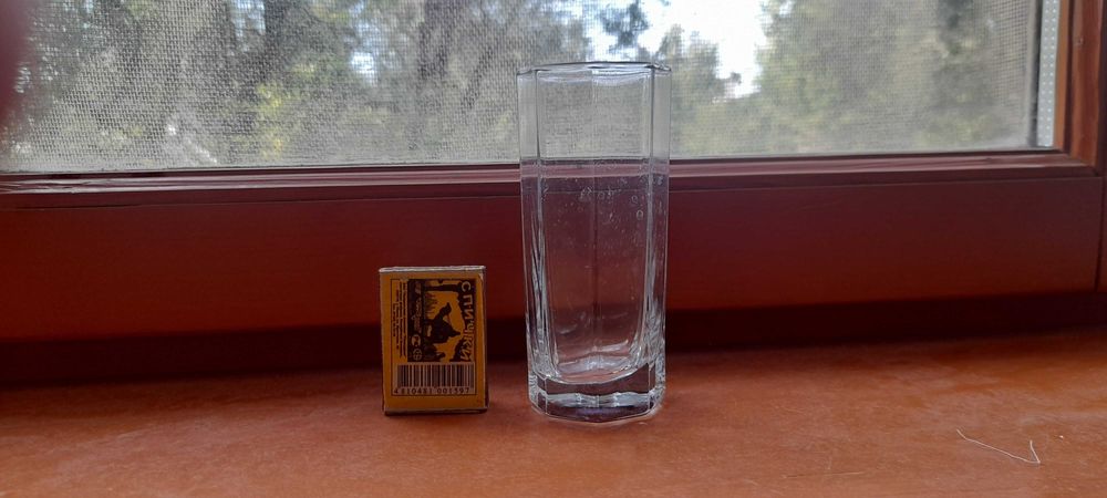 Десертные  тарелки и стаканы