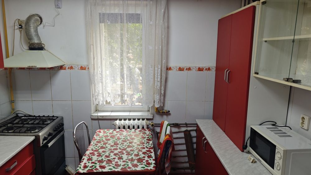 Vând apartament 3 camere, parter, amenajat spațiu comercial