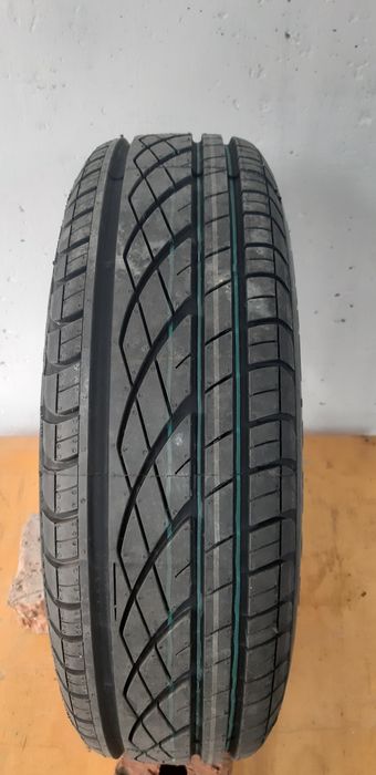 Новая шина с  диском на авто