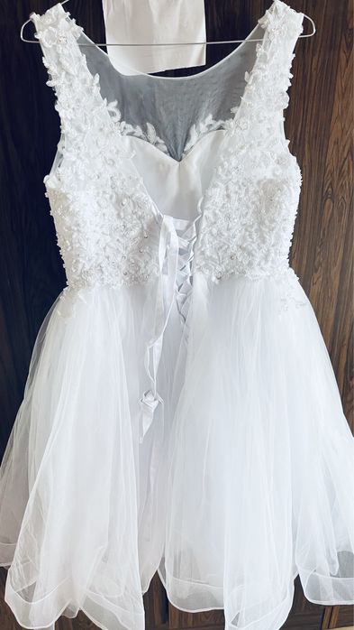 Къса сватбена рокля