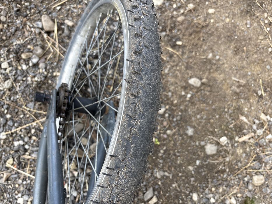 Vand bicicleta BMX cauciucu pe spate este de schimbat si bureti de la frâne in rest bună