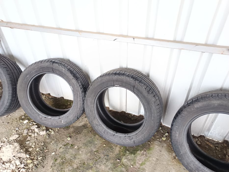 Продавам три комплекта летни гуми размер 235 55 17 и215 65 16 като сед