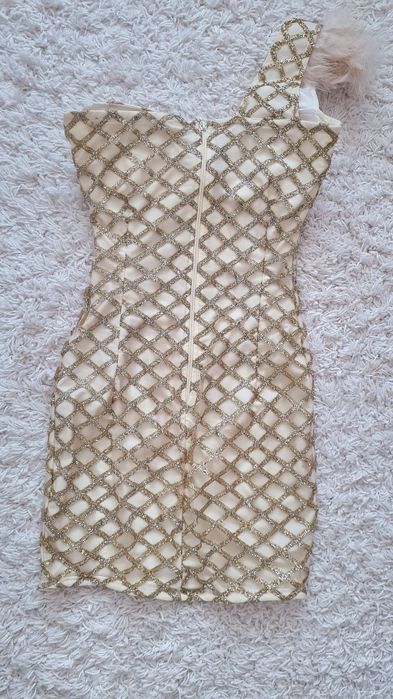 Rochie scurtă bej aurie cu pene bej crem BBY MĂRIMEA 38