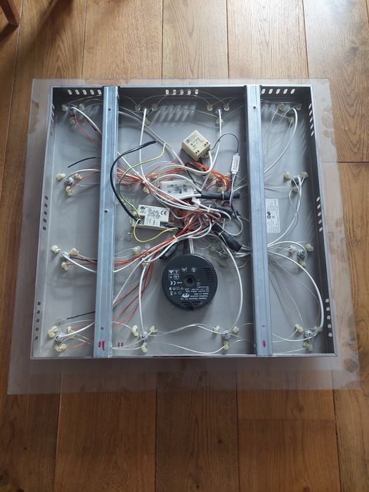 Стъклено осветителбо тяло за таван