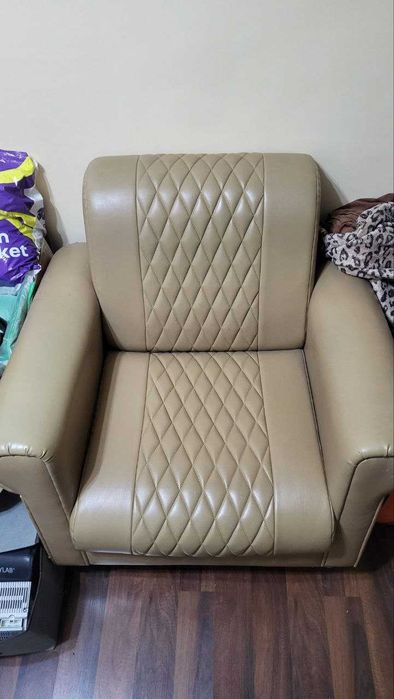 Два кресла бежевые из кожзама - кресло светлое