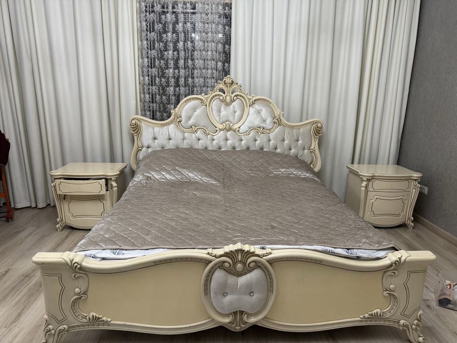 Мебель для спальни, люстра