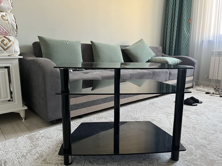 Стеклянная тумба / подставка под телевизор