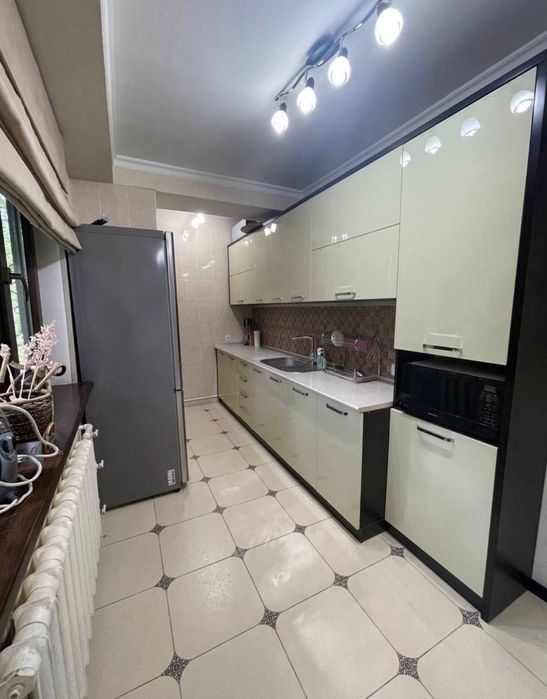 Квартира на Ц1-Чайкоф 3/4/4 общ пл 80м с обстановкой