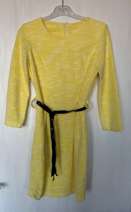 Жълта лимонена рокля