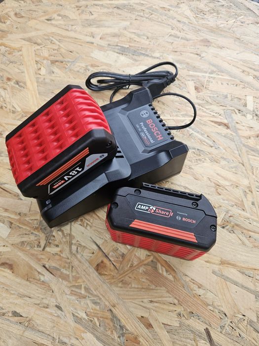 Bosch Set 2 acumulatori 18v + incarcator