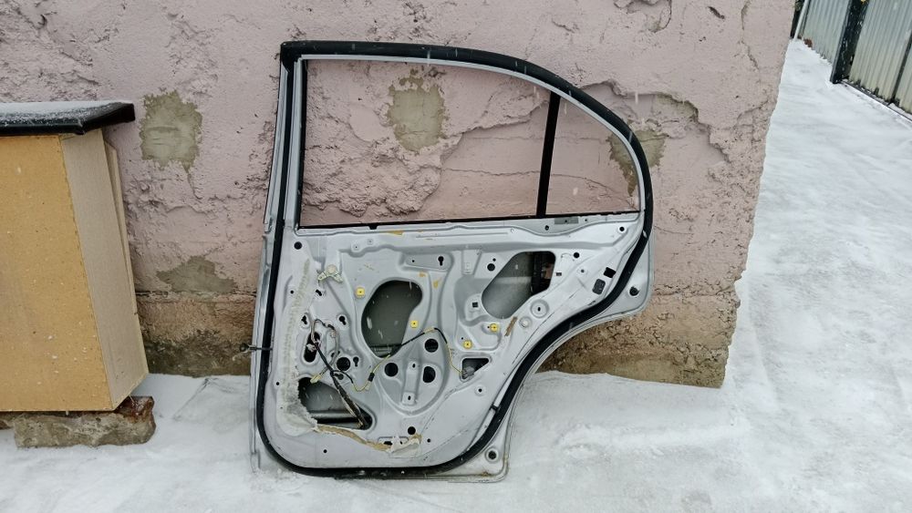 Продам задняю правую дверь