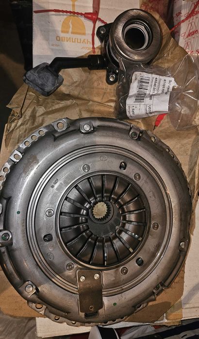 Съединител за форд чисто нов пълен комплект с маховик-Лукас - 800 лв.