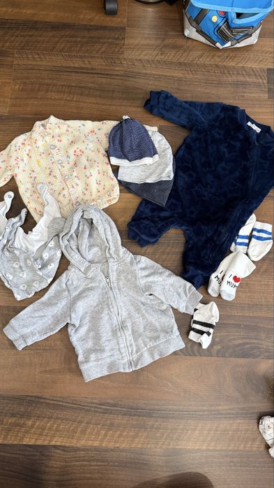 Lot haine baietel 27 piese  marimea 62  pret mic