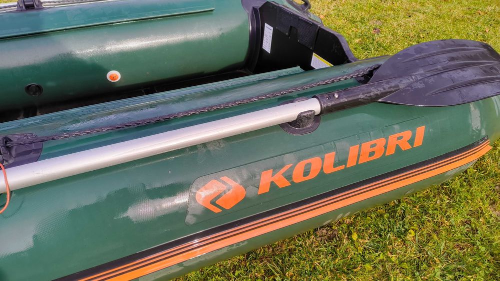 Vând barcă gonflabilă Kolibri KM 280 cu podină full tego