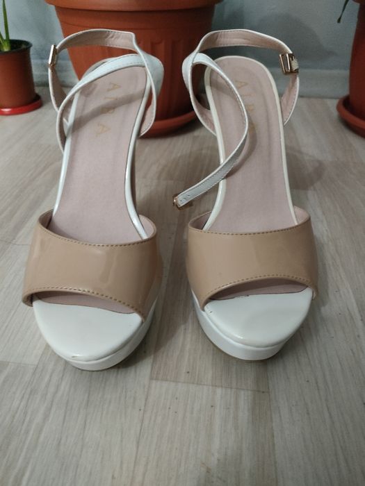 Продам босоножки