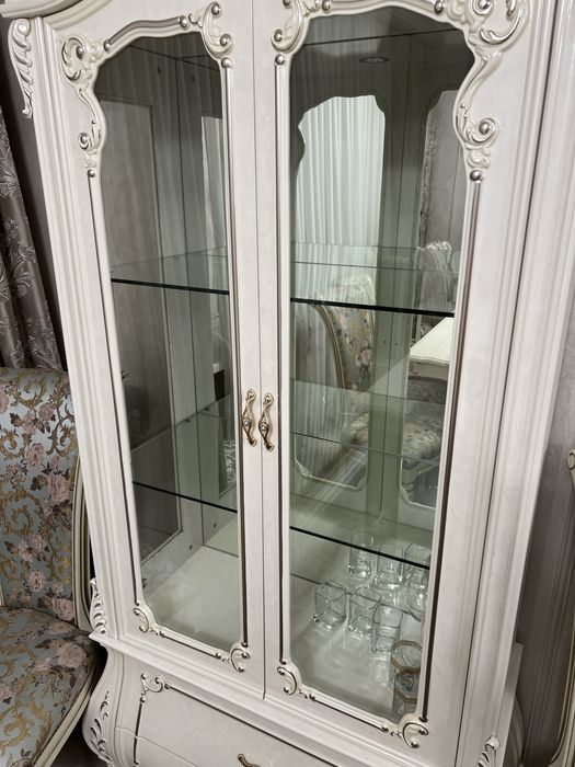 Мебель для гостиной ( 2 серванта, комод )