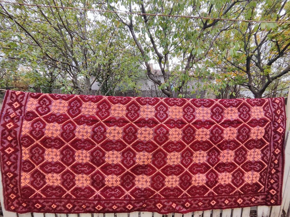 Vând cuverturi țesute manual