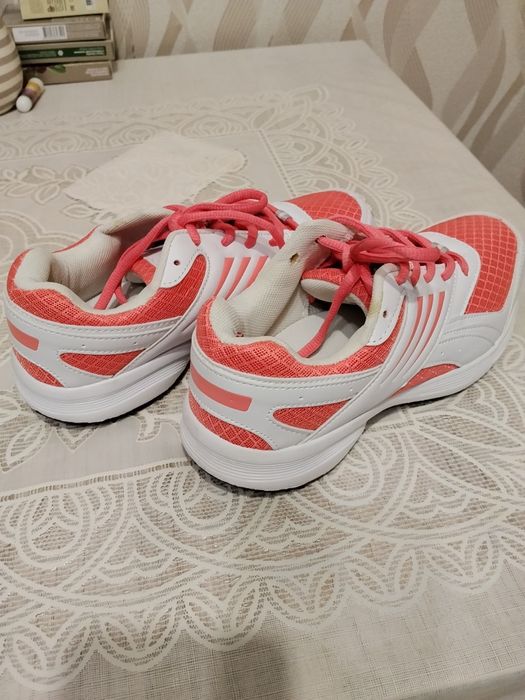 Продам кроссовки новые