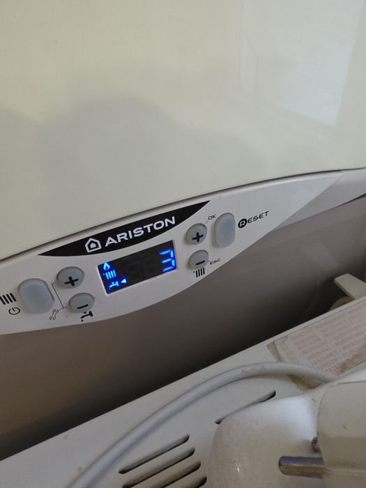 Vând centrala Termica Ariston Cares,24kw,  cu eroare