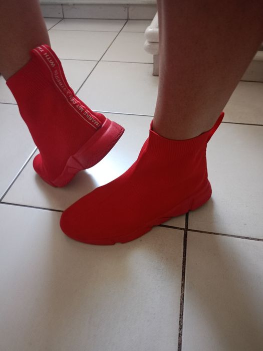 Vând ghete sport marca sport cu 3 dungi,că și traducere, produs de cal