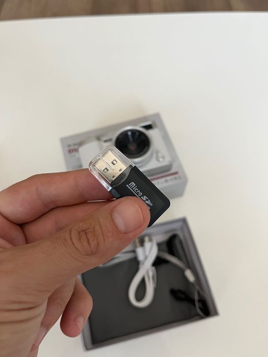 Дигитална Ретро Камера - Чисто Нова Дигитална Y2C Ретро Камера + подарък карта памет 32 ГБ + USB четец