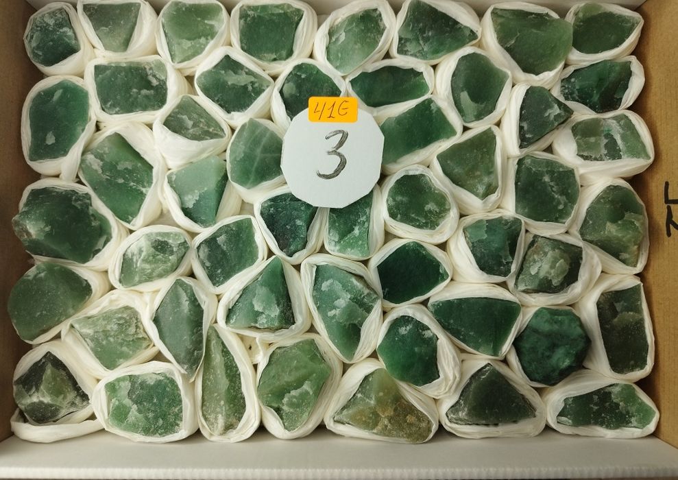 Минерали във кутии 23х30см