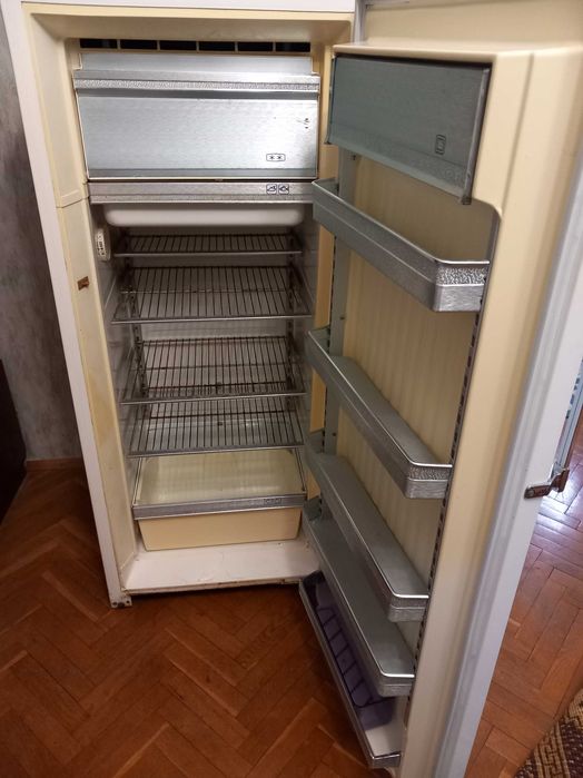 Хладилник с фризер 250л.
