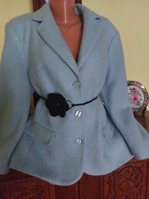 Haina noua din stofa de lana, o culoare de vis, eleganta clasica