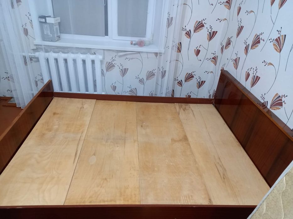 Продам двуспальню кровать с матрацем