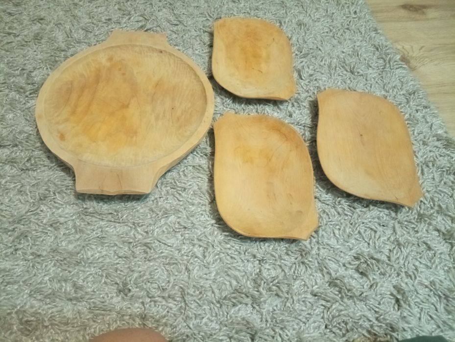 Tava cu farfurii din lemn