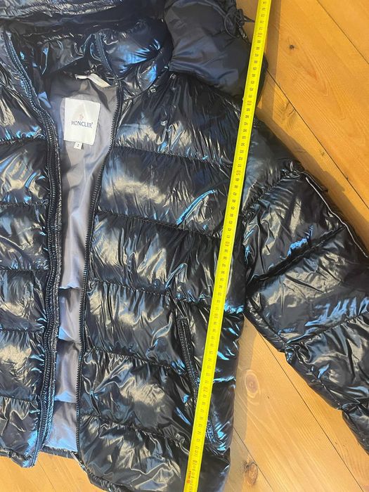 Vând geacă de iarnă Moncler Maya, folosita de 2-3 ori. NFC chip