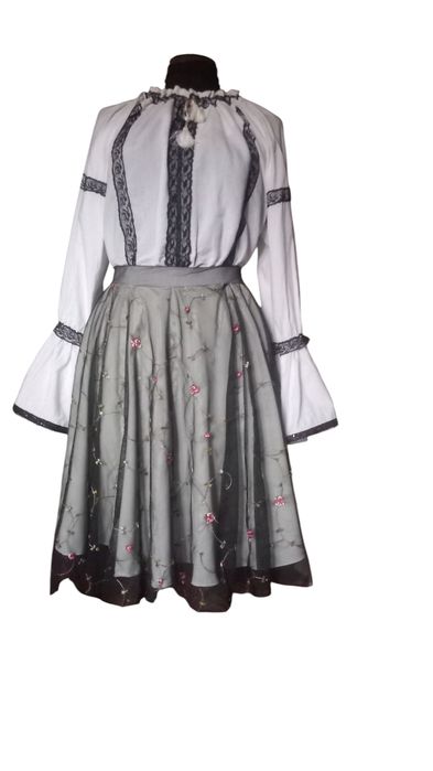 Ie cu dantela și paiete