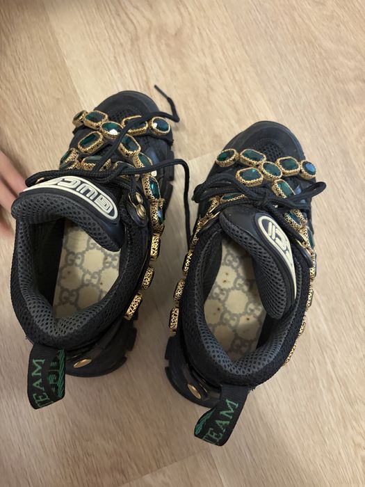 Adidasi gucci.