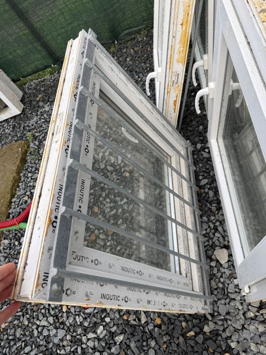 Geamuri termopan cu grilaj de metal