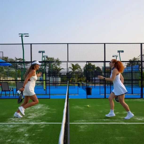 Sticla si mocheta teren Padel